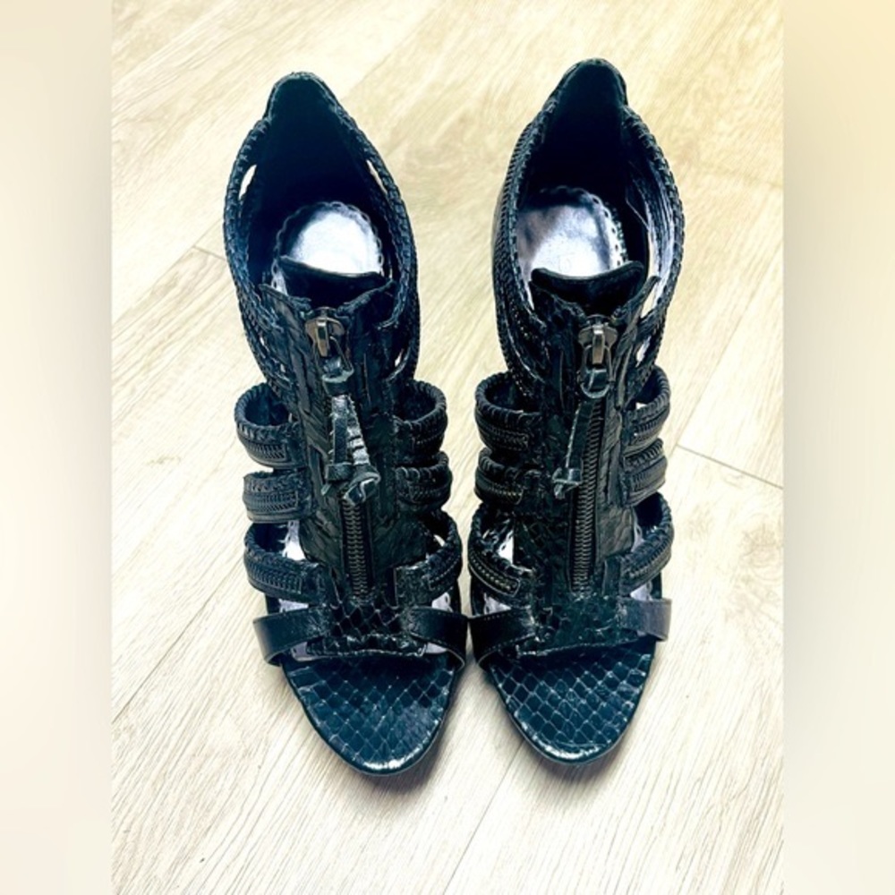 Bebe-size 7 in black. With a front zipper 5inch heel.